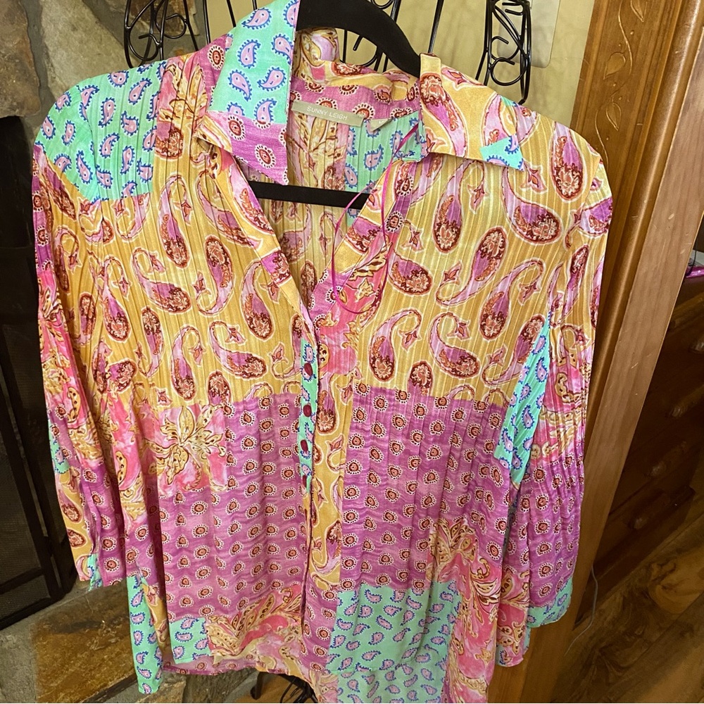 Sunny Leigh Sz M pleated colorful blouse.